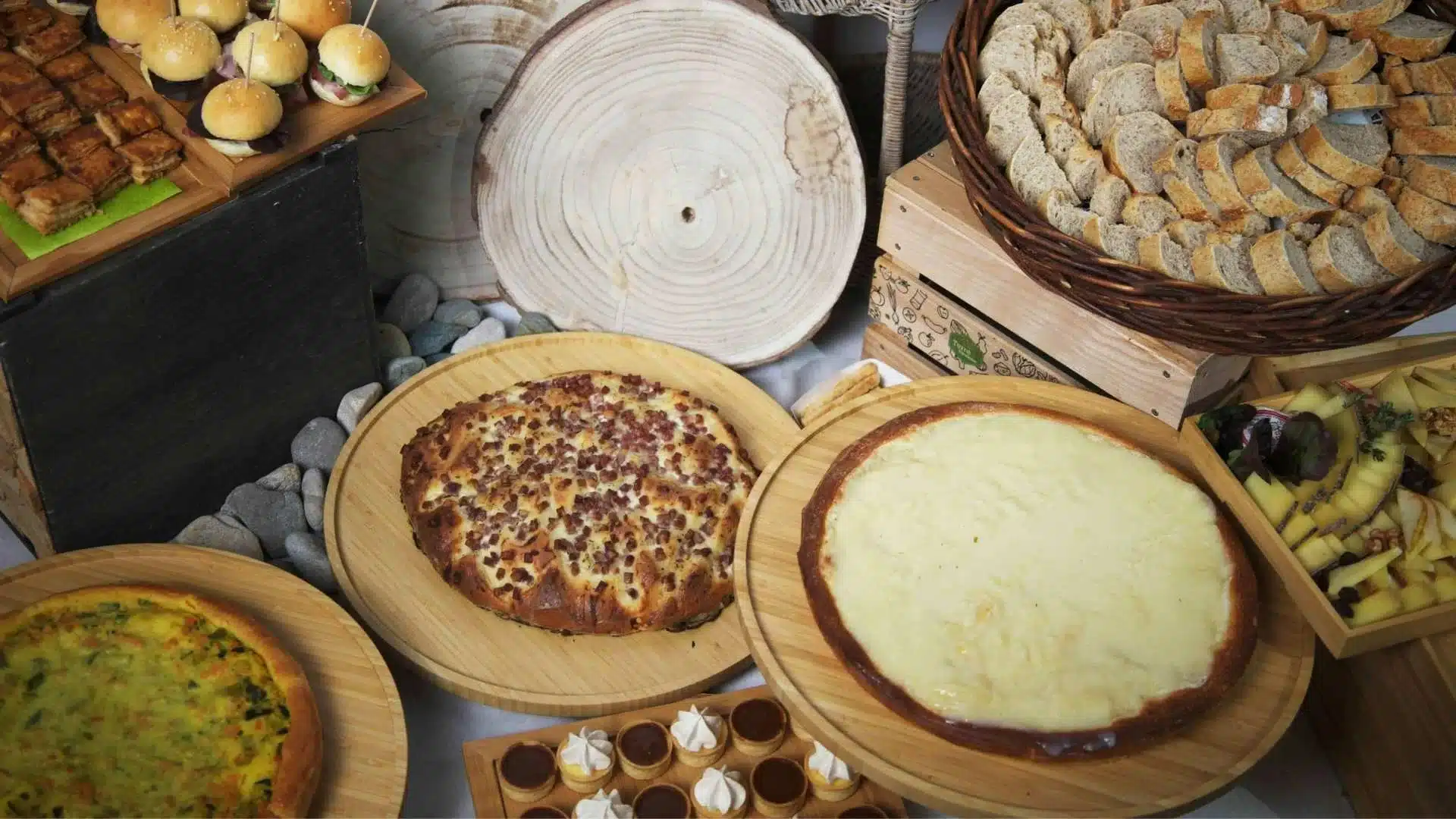 Proposition collation d'enterrement du traiteur terre vaudoise avec gâteau de vully, salée au sucre, taillé aux greubons