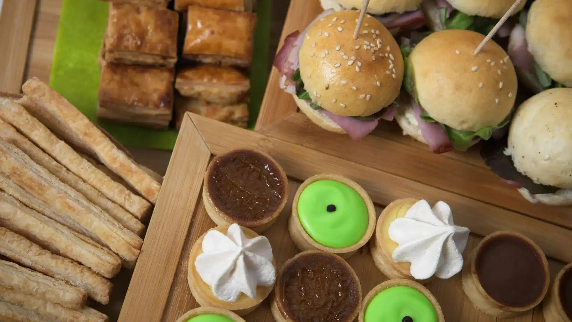 Proposition de cocktail apéritif du traiteur terre vaudoise avec mini burger, sandwich, miniardises sucrées, flutes, taillé aux greubons