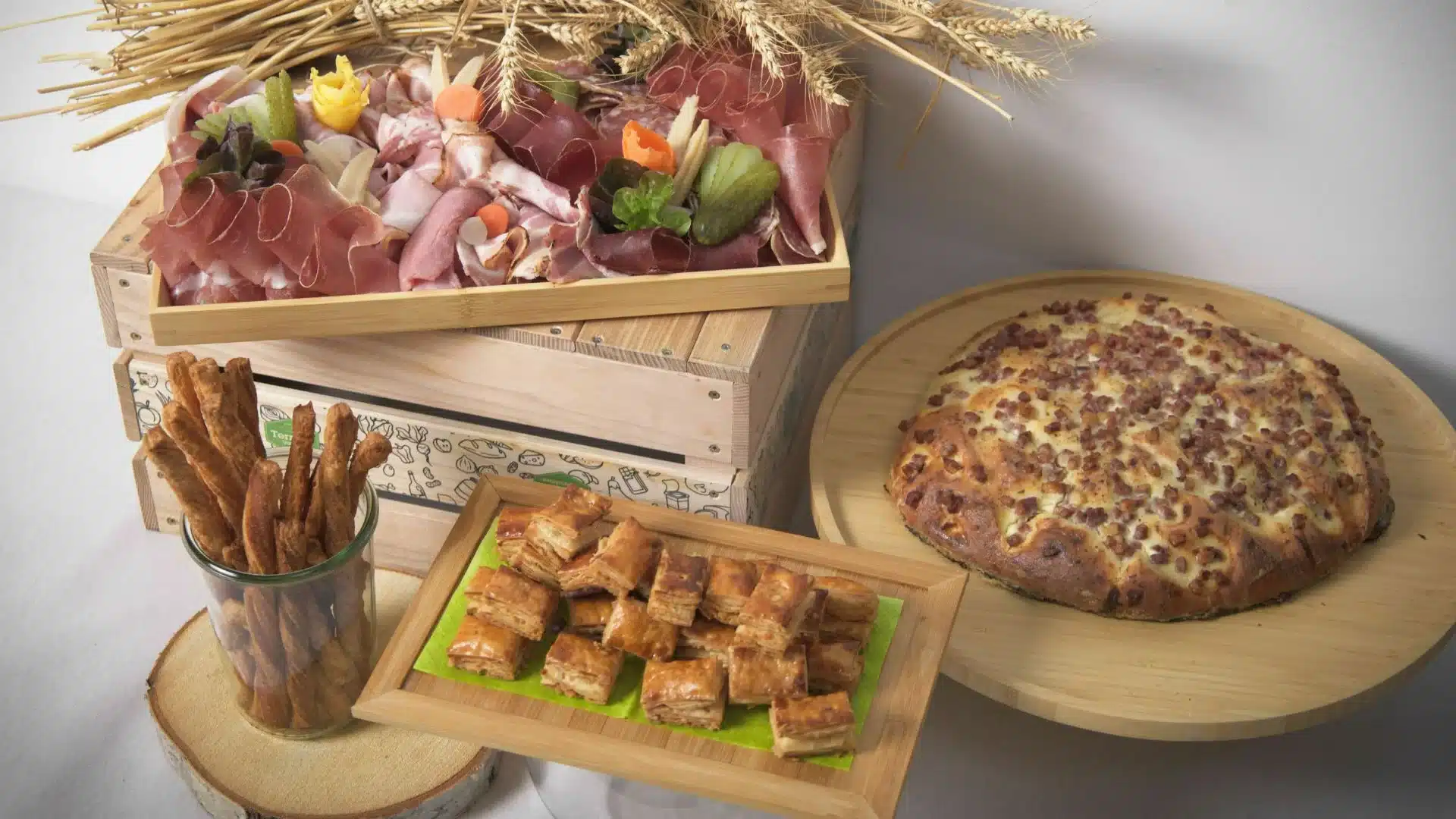 Proposition de cocktail apéritif du traiteur terre vaudoise avec taillé aux greubons, gateau du vully, flutes, charcuterie et fromages