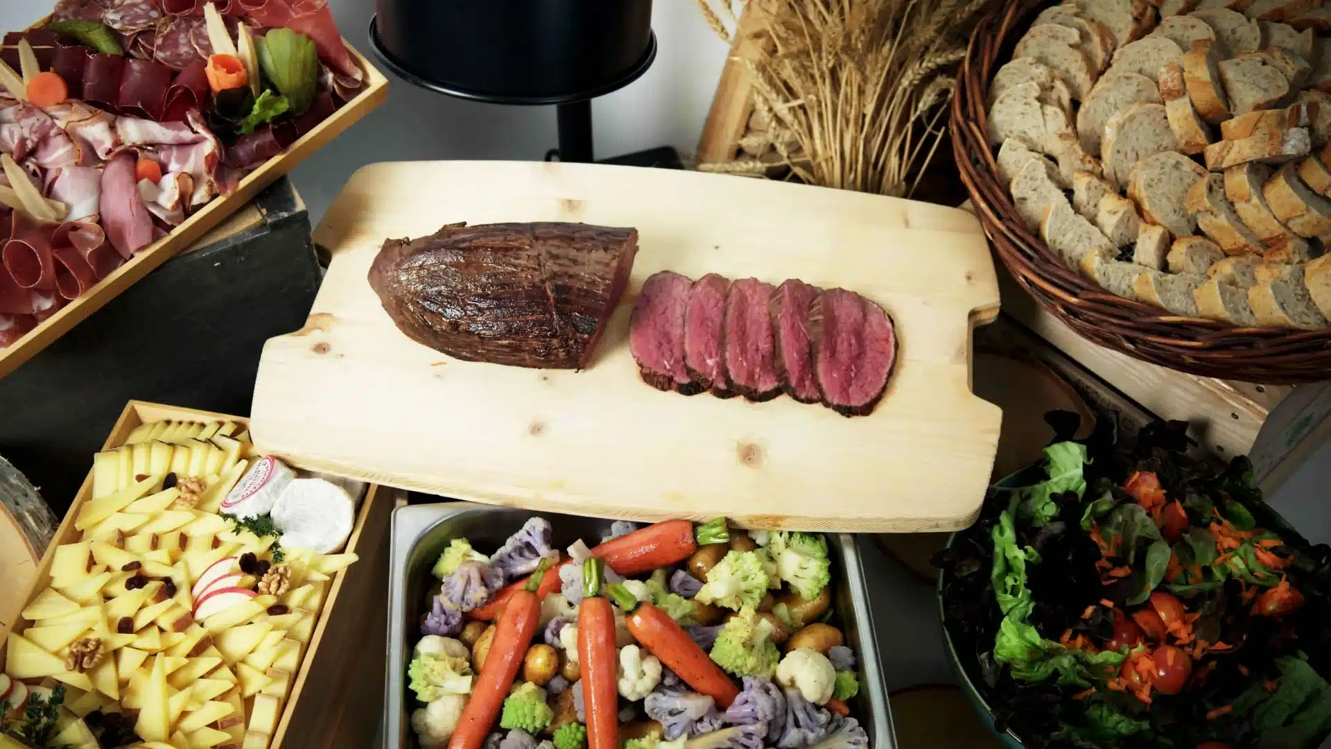 Proposition de buffet campagnard avec viande rouge locale (boeuf, chasse), légumes de saison, salade, pain, charcuterie et fromages, pickles, du traiteur terre vaudoise