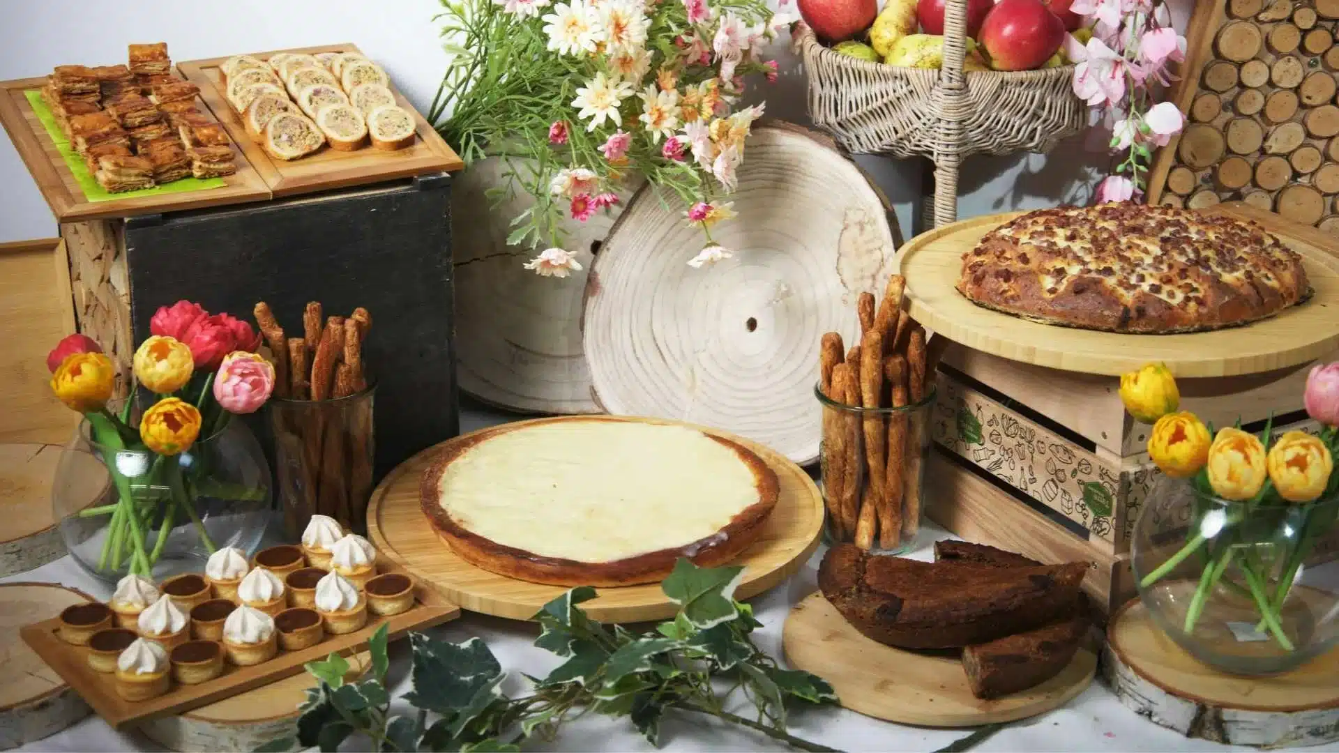 Proposition de collation de mariagedu traiteur terre vaudoise avec gateau de vully, salée au sucre, flutes, miniardise au chocolat et citron, taillé aux greubons,