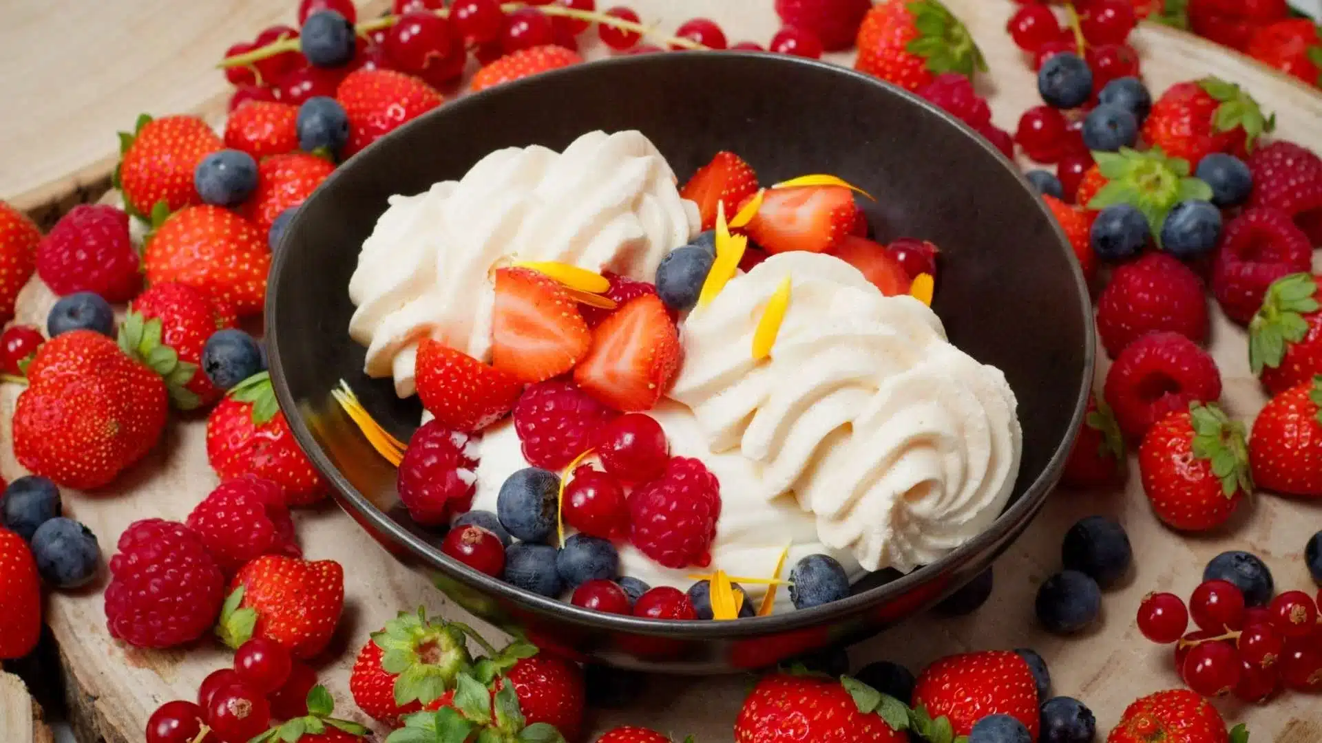 proposition de dessert avec meringue et fruits rouges traiteur terre vaudoise