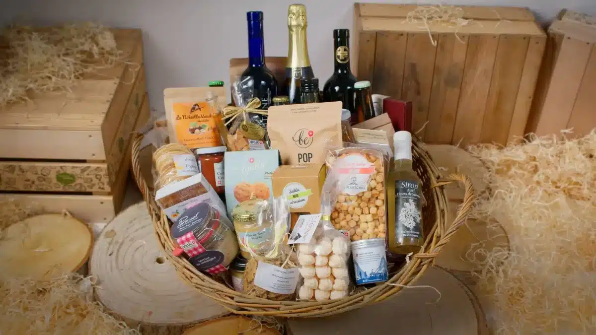 Corbeille cadeau contenant : Damiers du Jorat - Confiserie Rubin à Villars-Tiercelin Cookies - Eclair à Romanel sur Morges Bricelets au chocolat – Artisanat Gourmand à Corcelles-Concise Meringuettes de la confiserie Rubin à Villars-Tiercelin Sablés noix/raisinée - Afiro à Ecublens Caramels à la crème - A. Yersin à Rougemont Bonbons gelée de fruits - Confiserie Valérie à Villars-Tiercelin Bonbons acidulés - Amikette à Lausanne Truffes à la raisinée - Confiserie Rubin à Villars-Tiercelin Plaque de chocolat artisanale Noisettes au chocolat - Absolument Chocolat à Gland Douceurs des Mines - Confiserie Chalet-Ancey à Gryon Confiture artisanale Miel vaudois 250gr - Franck Crozet à Poliez-le-Grand Flûtes artisanales au beurre P'tiotes apéro au Maréchal – Afiro à Ecublens Bricelets - Fondation Graap Chips Bio - Famille Carrard à Poliez-Pittet Crackers - Artisanat Gourmand à Corcelles-Concise Crackers - Tavillons de Taveyannes de la confiserie Charlet-Ancey à Gryon Sablés au Gruyère AOP - Agathe à Nyon Popcorn - Be! Popcorn à Bursins Mélange de graines - Domaine Pontet à Gingins Huile de colza pimentée - Domaine Le Pontet Vinaigre de pomme - Marché de Delphine à Puidoux Moutarde miel & curcuma - Ferme de Lilan à Bavois Fleur de sel des Alpes Fleurs séchées comestibles - Catani à Puidoux Bouillon de légumes BIO - Domaine Pontet à Gingins Sauce à salade - Marché de Delphine Puidoux 25cl Sauce tomate des Paysannes Vaudoises Sauce La Vaudoise - Mamie Claire à Arnex-sur-Orbe Pesto - Chez Denis à Corbières Pâtes artisanales bio - La Contadine à Champvent Terrine de Campagne - Boucherie Perusset Houmous - Chez Denis à Corbières Tartinade - Ferme de Lilan à Bavois Légumes au vinaigre - Marché de Delphine à Puidoux Chutney - Marché de Delphine à Puidoux Jus de pomme - Ferme du Taulard à Romanel Limonade - Chalet des enfants à Lausanne Sirop 2.5dl - Marché de Delphine Infusion - Alpes en Fleurs à la Comballaz Vin mousseux - Cave de la Combe Marendaz à Mathod Vin blanc vaudois premium Vin rouge vaudois premium Bière artisanale vaudoise Peccable (cidre de raisin-alcool) - Domaine Chamvalon à Gilly