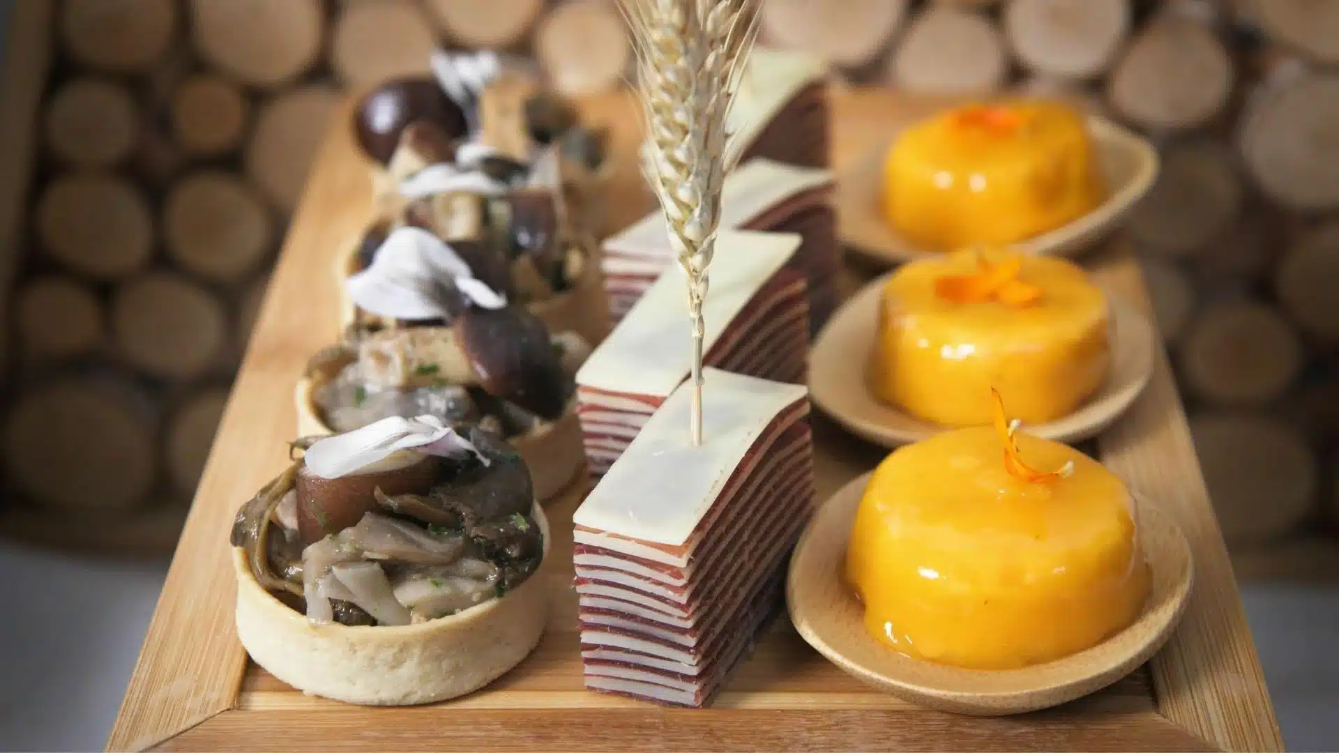 photo de proposition du traiteur terre vaudoise: cheesecake aux agrumes, mille feuilles de viande séchée, tartelettes aux champignons